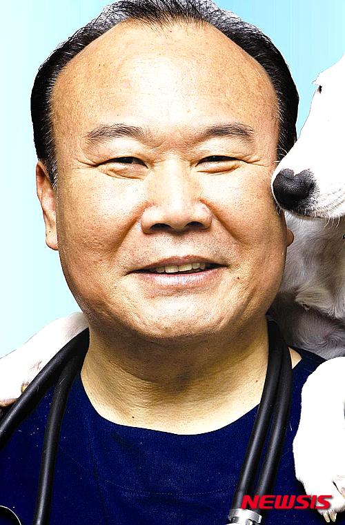 【서울=뉴시스】윤신근 박사(수의사) = 개가 엉덩이를 바닥에 문지르면서 걸어간다거나, 엉덩이를 혀로 핥기 위해 안간힘을 쓰는 경우를 종종 볼 수 있다. 기생충이 원인인 것으로 착각하기 쉬우나 이것은 항문낭의 이상 때문인 경우가 많다.&nbsp; 