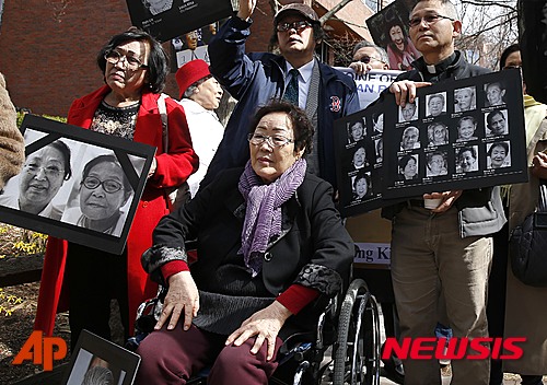 【케임브리지(미국 매사추세츠주)=AP/뉴시스】아베 신조(安倍晉三) 일본 총리가 하버드대학에서 강연을 한 27일(현지시간) 케네디스쿨(공공정책대학원) 앞에서 일본군 위안부 피해자인 이용수 할머니(가운데)와 한인단체 회원들이 아베 총리의 과거사 반성을 촉구하며 시위를 벌이고 있다. 2015.04.28 