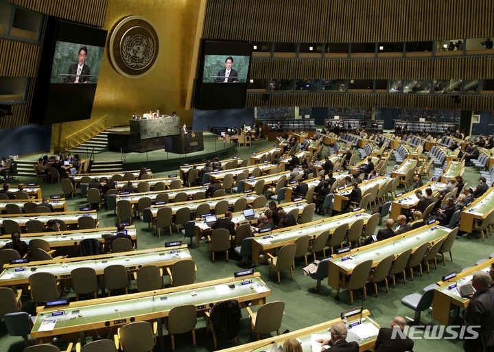 [뉴욕=AP/뉴시스]이란이 핵확산금지조약(NPT) 준수 상황을 평가하는 유엔 회의체의 부의장국에 선출됐다. 미국과 이란이상대국의 NPT 위반을 지적하며 대치 중인 가운데, 유엔 무대에서 고농축 우라늄 처리 문제의 실마리를 찾을 수 있을지 주목된다. 사진은 2015년 4월27일 미국 뉴욕 유엔본부에서 열린 NPT 평가회의. 2026.04.28.