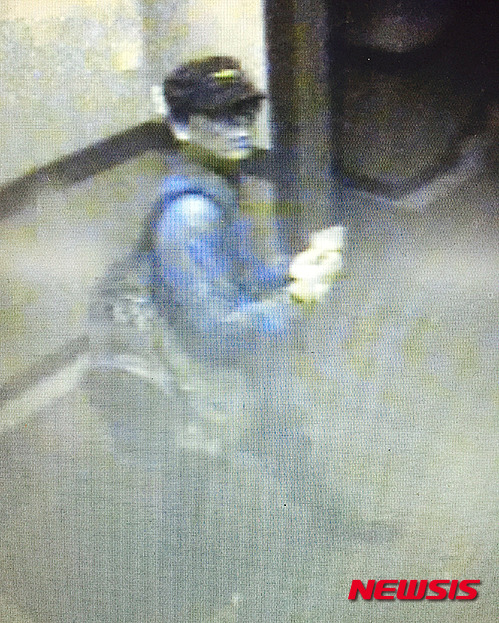 【부산=뉴시스】하경민 기자 = 귀휴에서 돌아오지 않고 잠적한 전북 전주교도소 무기수 홍승만(47)이 지난 23일 부산으로 잠입한 가운데 이날 오후 20분께 부산도시철도 1호선 범어사역 주변의 한 모텔에 투숙하기 위해 객실로 이동하면서 모텔 카운터 옆에 설치된 폐쇄회로(CC)TV를 바라보고 있다.2015.04.28. (사진=부산지방경찰청 제공)&nbsp;&nbsp;&nbsp; yulnetphoto@newsis.com 