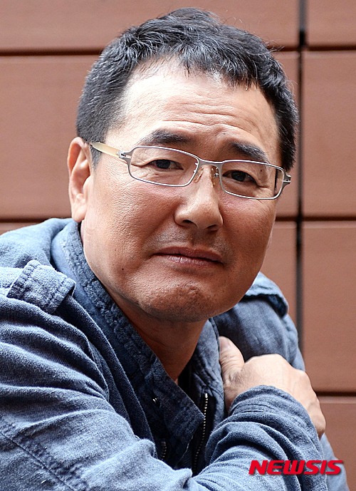 【서울=뉴시스】김인철 기자 = 뮤지컬 '꽃순이를 아시나요'에 출연한 가수 권인하가 28일 오후 서울 중구 이화여고 100주년 기념관에서 뉴시스와 인터뷰전 포즈를 취하고 있다. 2015.04.28. yatoya@newsis.com