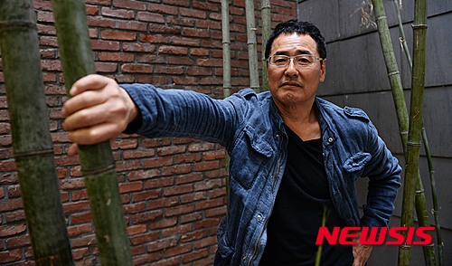 【서울=뉴시스】김인철 기자 = 뮤지컬 '꽃순이를 아시나요'에 출연한 가수 권인하가 28일 오후 서울 중구 이화여고 100주년 기념관에서 뉴시스와 인터뷰전 포즈를 취하고 있다. 2015.04.28. yatoya@newsis.com