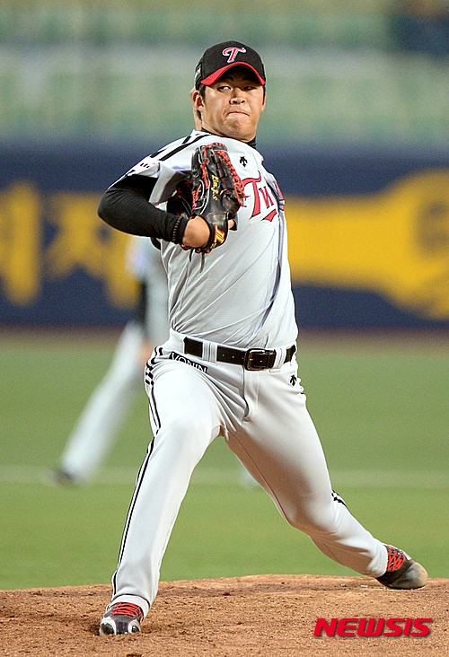 【대구=뉴시스】박문호 기자 = 28일 오후 대구 시민야구장에서 열린 '2015 타이어뱅크 KBO 리그' LG와 삼성 경기, 1회말 LG 선발투수 임지섭이 역투하고 있다. 2015.04.28.&nbsp; go2@newsis.com