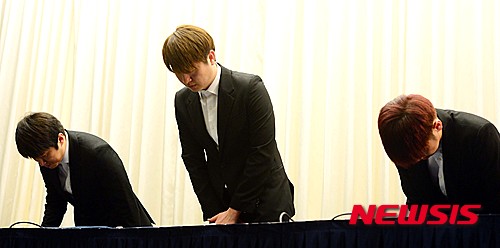 【서울=뉴시스】김진아 기자 = 개그맨 장동민, 유상무, 유세윤이 28일 오후 서울 마포구 상암동 스탠포트호텔 그랜드볼룸에서 열린 개그트리오 '옹달샘', 팟캐스트 방송 '옹달샘의 꿈꾸는 라디오'에서의 여성비하 욕설 발언 관련 긴급 기자회견에서 머리숙여 사과를 하고 있다. 2015.04.28.&nbsp; bluesoda@newsis.com 