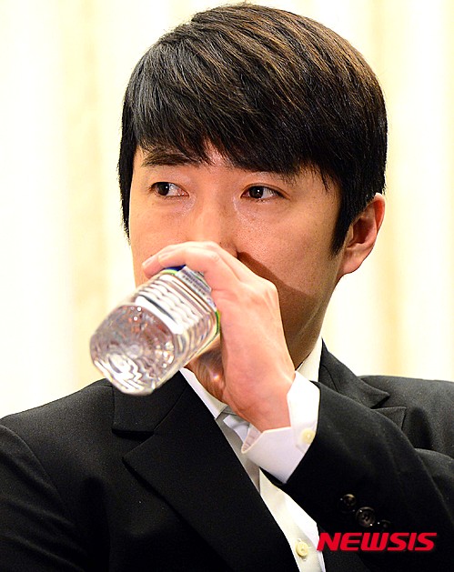 【서울=뉴시스】김진아 기자 = 개그맨 장동민이 28일 오후 서울 마포구 상암동 스탠포트호텔 그랜드볼룸에서 열린 개그트리오 '옹달샘', 팟캐스트 방송 '옹달샘의 꿈꾸는 라디오'에서의 여성비하 욕설 발언 관련 긴급 기자회견에서 물을 마시고 있다. 2015.04.28.&nbsp; bluesoda@newsis.com