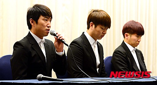 【서울=뉴시스】김진아 기자 = 개그맨 장동민이 28일 오후 서울 마포구 상암동 스탠포트호텔 그랜드볼룸에서 열린 개그트리오 '옹달샘', 팟캐스트 방송 '옹달샘의 꿈꾸는 라디오'에서의 여성비하 욕설 발언 관련 긴급 기자회견에서 취재진의 질문에 답하고 있다. 2015.04.28.&nbsp; bluesoda@newsis.com 