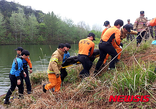 【광주=뉴시스】신대희 기자 = 28일 오후 3시32분께 광주 광산구 도덕동 지동저수지에서 전남 장성 상무대 육군보병학교 소속 소위 2명이 국지도발훈련 도중 물에 빠져 중태다. 사진은 119 구조대원들이 물에 빠진 장교를 구조하고 있는 모습. 2014.04.28. (사진=광주 광산소방서 제공) sdhdream@newsis.com