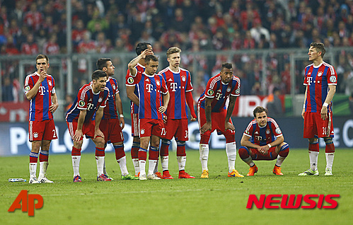 【뮌헨=AP/뉴시스】독일 프로축구 바이에른 뮌헨이 29일(한국시간) 독일 뮌헨의 알리안츠 아레나에서 열린 보루시아 도르트문트와의 2014~2015 독일축구협회(DFB) 포칼 4강에서 승부차기 접전 끝에 패한 뒤 아쉬워하고 있다.2015.4.29.