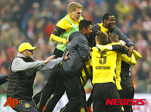 【뮌헨=AP/뉴시스】독일 프로축구 보루시아 도르트문트가 29일(한국시간) 독일 뮌헨의 알리안츠 아레나에서 열린 바이에른 뮌헨과의 2014~2015 독일축구협회(DFB) 포칼 4강에서 승부차기 접전 끝에 승리를 거둔 뒤 기뻐하고 있다.2015.4.29.