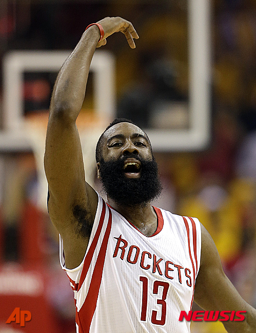 【휴스턴=AP/뉴시스】미국프로농구(NBA) 휴스턴 로케츠의 제임스 하든이 29일(한국시간) 미국 텍사스주 휴스턴의 도요타 센터에서 열린 댈러스 매버릭스와의 2014~2015 NBA 서부콘퍼런스 8강 플레이오프(7전4선승제) 5차전에서 103-94로 승리한 뒤 포효하고 있다.2015.4.29.