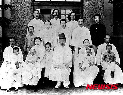 【서울=뉴시스】1920년대 초 가족사진. 아랫줄 가운데 갓쓴이가 아버지 박경양, 두번째줄 왼쪽 첫번째가 차남 건서, 두번째가 부인 송수경, 네번째가 박승빈, 맨뒷줄 왼쪽 첫번째가 장남 정서