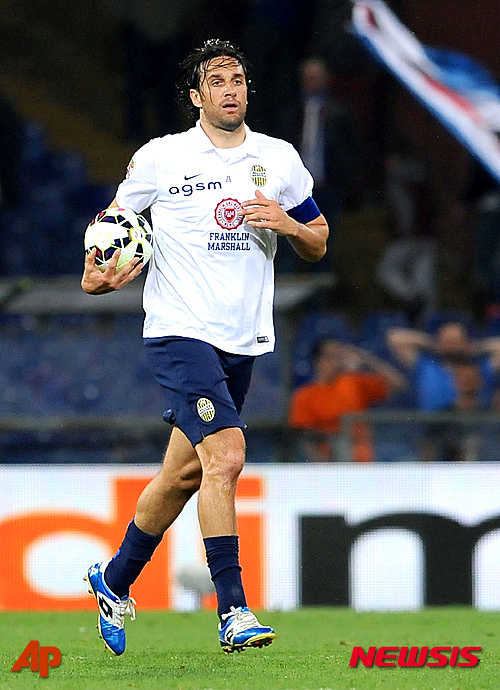 Hellas Verona's Luca Toni celebrates after scoring during a Serie A soccer match between Sampdoria and Hellas Verona at the Luigi Ferraris stadium in Genoa, Italy, Wednesday, April 29, 2015. (AP Photo/Carlo Baroncini)