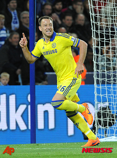 【레스터(영국)=AP/뉴시스】잉글랜드 프로축구 프리미어리그(EPL) 첼시가 레스터시티를 3-1로 꺾고 리그 우승에 바짝 다가섰다. 사진은 30일 오전 영국 레스터의 킹파워 스타디움에서 열린 레스터시티와의 2014~2015 EPL 34라운드에서 팀의 두 번째 골이자 경기 결승골을 넣고 환호하는 존 테리(35). 2015.04.30.