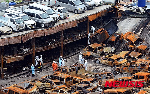 【부산=뉴시스】 하경민 기자= 30일 오전 부산 연제구 중고차 매매단지 화재현장에서 부산경찰청 과학수사팀, 국립과학수사연구원, 부산 연제경찰서, 부산시소방안전본부 화재감식팀, 한국전기안전공사 등이 화재원인 단서를 찾기 위해 매매단지 2, 3층 사무실에 대한 합동감식을 벌이고 있다. 2015.04.30.&nbsp; yulnetphoto@newsis.com