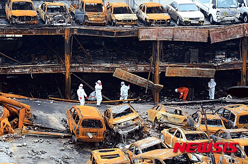 【부산=뉴시스】 하경민 기자= 30일 오전 부산 연제구 중고차 매매단지 화재현장에서 부산경찰청 과학수사팀, 국립과학수사연구원, 부산 연제경찰서, 부산시소방안전본부 화재감식팀, 한국전기안전공사 등이 화재원인 단서를 찾기 위해 매매단지 2, 3층 사무실에 대한 합동감식을 벌이고 있다. 2015.04.30.&nbsp; yulnetphoto@newsis.com
