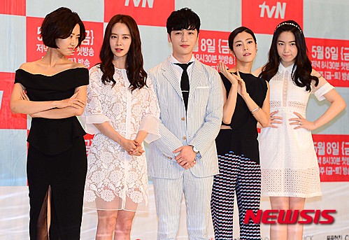 【서울=뉴시스】김진아 기자 = 배우 장은지(왼쪽부터), 송지효, 변요한, 이윤지, 류화영이 30일 오후 서울 영등포 타임스퀘어에서 열린 tvN 드라마 '구여친클럽' 제작발표회에서 포토타임을 갖고 있다. '구여친클럽'은 인기 웹툰 작가 '방명수'(변요한)와 명수의 구여친들의 이야기가 담긴 웹툰을 영화화하게 된 프로듀서 '김수진'(송지효)가 벌이는 로맨트 코미디 드라마로 오는 5월 8일 첫방송 된다. 2015.04.30. bluesoda@newsis.com