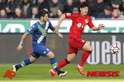 【레버쿠젠(독일)=AP/뉴시스】레버쿠젠의 손흥민(23)이 '강호' 바이에른 뮌헨을 상대로 시즌 18호골을 터뜨릴 수 있을지 관심사다. 사진은 지난 2월14일(한국시간) 독일 레버쿠젠의 바이 아레나에서 열린 볼프스부르크와의 2014~2015 분데스리가 21라운드에서 드리블을 하는 손흥민의 모습. 2015.04.30.