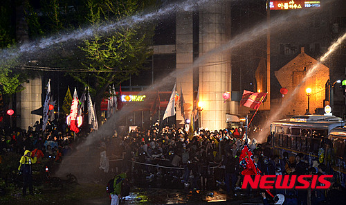 【서울=뉴시스】박동욱 기자 = 지난 2015년 5월1일 오후 서울 안국동 사거리에서 노동자대회를 마친 참가자들과 세월호 문화제 참가자 등이 행진하던 중 경찰 병력과 대치, 경찰이 물대포를 쏘고 있다. 2015.05.01. fufus@newsis.com