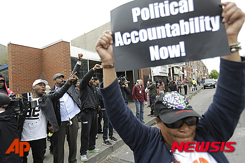 【볼티모어=AP/뉴시스】볼티모어 검찰이 1일 체포 과정에서 숨진 흑인 청년 프레디 그레이 사건과 관련된 경찰관 6명 모두에 대해 범죄 혐의로 기소하자 시위자들이 이를 환영하고 있다. 2015.05.02