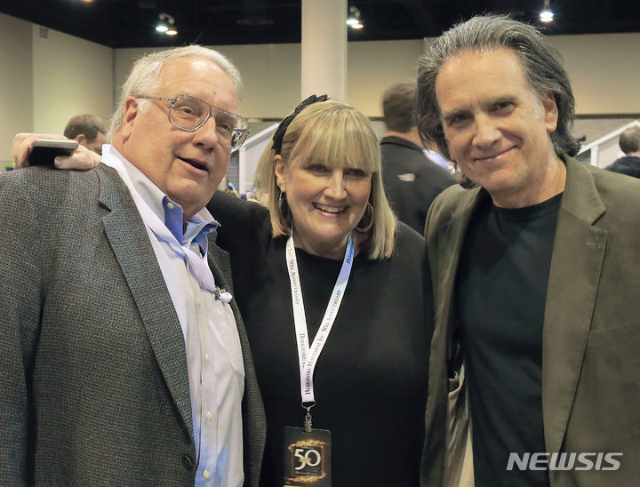 [오마하=AP/뉴시스] 워런 버핏 버크셔 헤서웨이 회장 겸 최고경영자 자녀인 (왼쪽부터) 하워드, 수지, 피터 버핏. (사진=뉴시스DB) 2024.11.26.