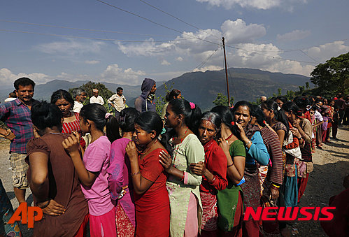 【신두팔촉(네팔)=AP/뉴시스】지난 25일(현지시간) 발생한 네팔 대지진으로 2일까지 피해자는 7040명으로, 부상자가 1만4000명으로 확인됐다. 일부 마을은 심각한 지진 피해를 입었지만 여전히 고립돼 있는 상황으로 알려졌다. 지진 피해 지역인 신두팔촉의 파우와토크마을에서 이재민들이 구호물자를 얻기 위해 줄 서있는 모습. 2015.05.03