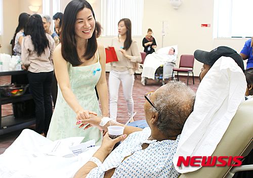 【뉴욕=뉴시스】노창현 특파원 = 음악으로 소외된 곳을 보듬는 문화예술봉사단체 이노비(EnoB 대표 강태욱)가 뉴욕의 한 호스피스 병동을 찾아 생의 마지막 시간을 보내는 노인들을 위한 콘서트를 열었다. 뮤직디렉터 겸 피아니스트 양혜조(맨해튼 음대 석사) 소프라노 이정은(매네스음대) 바이올린 정겨운(줄리아드음대) 플룻 오은지(서울대-맨하탄음대) 등 한인음악가들은 지난달 30일 뉴욕 브롱스의 캘버리 병원 호스피스 병동에서 20여명의 환자들을 음악으로 위로하는 시간을 가졌다. 2015.05.01. <사진=EnoB 제공>&nbsp; robin@newsis.com 