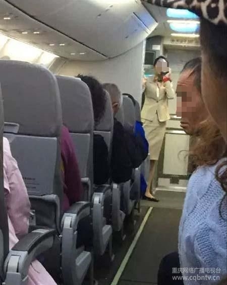 【서울=뉴시스】한국에서 중국 쓰촨(四川)성 청두(成都)가 향하던 티웨이항공 여객기에서 여승무원이 중국 단체관광팀 노인 승객을 폭행했다는 주장이 제기돼 논란이 되고 있다. 3일 화시두스바오(華西都市報) 등 중국 언론은 지난달 29일 무안에서 청두로 향하던 티웨이항공 TW9693편에서 이 같은 불미스러운 일이 일어났고 당시 상황을 기록한 영상이 인터넷에서 확산되고 있다고 전했다. 중국 언론에 보도된 당시 항공기 사진. (사진출처: 충칭인터넷 방송) 2015.05.03 
