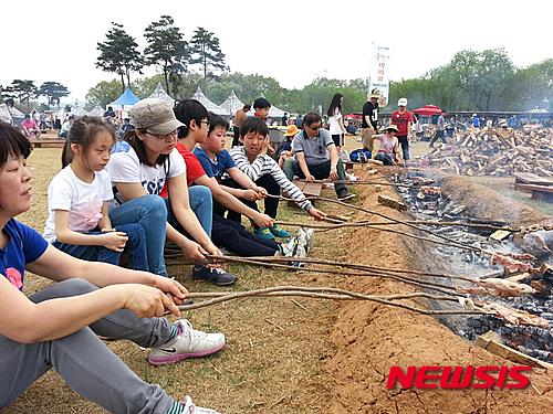 【연천=뉴시스】이종구 기자 = 세계 최대 구석기 축제인 ‘제23회 연천구석기축제’ 개막 나흘째인 4일 연천군 전곡리 유적지 축제현장에서 축제 참가자들이 주먹도끼로 고기를 잘라 원시적으로 구워먹는 화식 체험을 하고 있다. 2015.05.04 (사진=연천군 제공)&nbsp;&nbsp; leejg@newsis.com 
