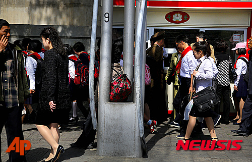 【평양=AP/뉴시스】최근 북한을 방문한 한 러시아 전문가가 북한이 여성들의 검은 스타킹 착용을 허용하고, 민영 운수업도 존재한다고 밝혔다. 알렉산드르 보론초프 러시아아카데미 동방학연구소 한국·몽골 과장은 동북아안보협력대화에 참석하기 하기 위해 일본 도쿄를 방문하던 도중 평양을 방문해 이 같은 변화를 느꼈다고 28일 중국 언론 참고소식이 러시아 언론을 인용해 보도했다. 지난 4일 평양시 도심에서 행인들이 분주히 오가고 있는 모습. 2015.05.29 