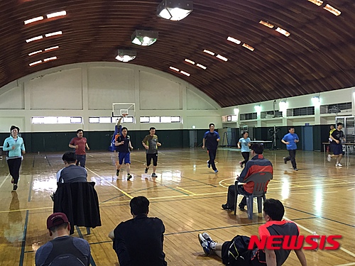 【세종=뉴시스】노왕섭 기자 = 세종시 소방본부(본부장 이창섭)는 지난 4일 홍익대학교 세종캠퍼스 체육관에서 소방공무원 169명을 대상으로 체력검정을 실시했다. 2015.05.05. (사진=세종시청 제공)&nbsp; phto@newsis.com 