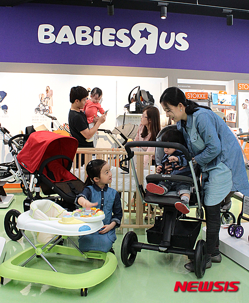 【서울=뉴시스】조수정 기자 = 롯데마트는 수원의 광교점에 세계17개국, 670여개 매장을 운영하고 있는 세계 최대 아기용품 전문 매장인 '베이비저러스(BABISRUS)' 국내 1호점을 운영, 아기용품 전문 유통 매장으로 '원스톱 쇼핑 플랫폼'을 제공한다.&nbsp; 5일 수원 영통구에 위치한 롯데마트 광교점에서 고객들이 아이와 함께 유모차, 카시트 등 다양한 베이버저러스의 입점 상품을 살펴보고 있다. 2015.05.05.(사진=롯데마트 제공)&nbsp; photo@newsis.com