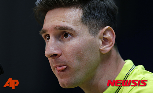 【산호안데스피=AP/뉴시스】아르헨티나 출신 축구스타 리오넬 메시(27·FC바르셀로나)가 5일 스페인 산호안데스피의 후안감페르 스포츠센터에서 열린 기자회견에 참석했다. FC바르셀로나는 6일 유럽축구연맹(UEFA) 챔피언스리그 4강전에서 바이에른 뮌헨과 격돌한다.&nbsp; reap@newsis.com