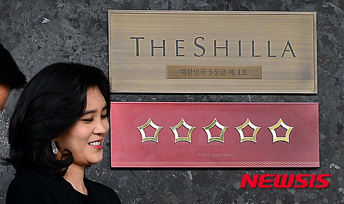 【서울=뉴시스】조종원 기자 = 7일 오전 서울 중구 신라호텔에서 열린 '5성 호텔 1호 현판식'에서 이부진 호텔신라 대표이사 사장이 현판 제막 후 웃고 있다. 2015.05.07. choswat@newsis.com