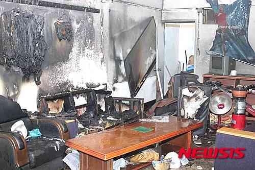 【평택=뉴시스】이종일 기자 = 8일 오전 3시39분께 경기 평택시 서정동 3층짜리 복합건물 1층 인력사무소에서 불이 나 최모(48)씨가 숨졌다. 2015.05.08. (사진 = 경기도재난안전본부 제공)&nbsp;&nbsp; photo@newsis.com