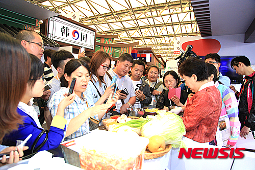 【나주=뉴시스】이창우 기자 = 한국농수산식품유통공사(aT)는 세계 최대 수입 농식품 수입국인 중화권 시장 공략을 위해 최근 '2015 상하이 국제식품박람회(SIAL CHINA)'에 참가해 1억6700만달러 규모의 수출상담 실적을 올렸다고 8일 밝혔다. 사진은 aT한국관(김치 홍보관)에 몰린 중국 현지인들. 2015.05.08 (사진=한국농수산식품유통공사 제공)&nbsp; lcw@newsis.com 