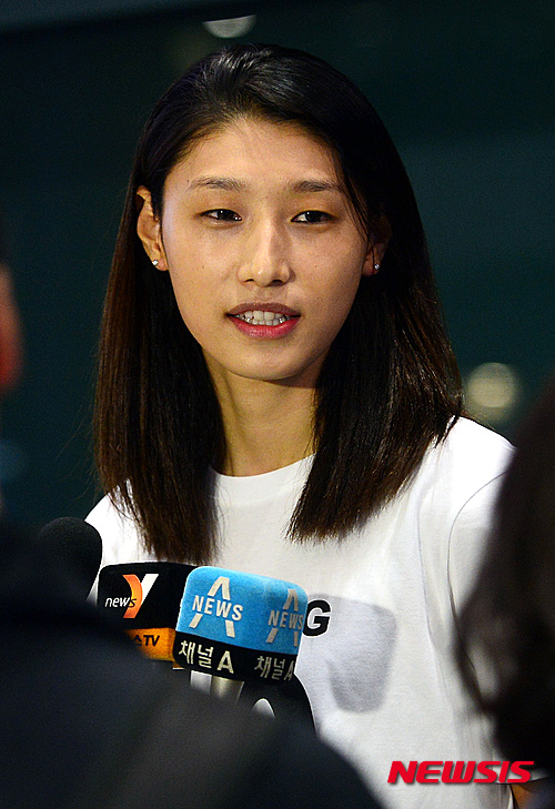 【인천공항=뉴시스】강진형 기자 = 2014-2015시즌 터키프로배구리그에서 페네르바체를 우승으로 이끈 김연경이 8일 오후 인천공항을 통해 귀국한 뒤 인터뷰 하고 있다. 2015.05.08. marrymero@newsis.com