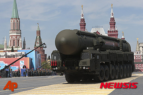 【모스크바=AP/뉴시스】2차 세계대전 승리 70주년을 기리는 전승 기념식이 9일(현지시간) 러시아 모스크바에서 개최됐다.&nbsp; 현지시간으로 오전 10시에 시작한 이 행사에는 1만 6500명의 군인이 참가하고 200대의 지상군 무기, 143대의 전투기와 헬기 등이 동원됐으며 각국 정상을 포함해 참전용사 등 2300여명이 참관했다. 블라디미르 푸틴 러시아 대통령은 연설에서 "우리는 인종 우월주의가 가져온 피로 물든 전쟁의 역사를 절대 잊지 말아야 한다"고 역설했다. 군사퍼레이드 행사에 모습을 드러낸 RS-24 대륙간탄도미사일(ICBM). 2015.05.09 
