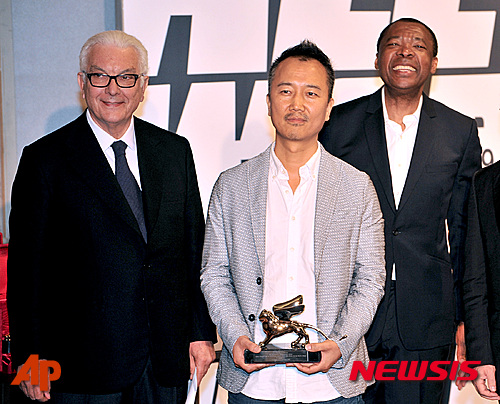 【베니스=AP/뉴시스】다큐멘터리 영화감독 임흥순(46)이 9일 이탈리아 제56회 베니스 비엔날레에서 '위로공단'으로 은사자상을 받았다. 왼쪽은 베니스비엔날레 회장 파울로 바라타(76), 오른쪽은 총감독 오쿠이 엔위저(52)&nbsp; '위로공단'(Factory Complex)은 한국, 캄보디아, 미얀마,베트남 등지 여성근로자의 삶을 다룬 108분물이다. '모든 세계의 미래'(All the World's Futures)라는 비엔날레 주제에 부합했다.&nbsp; reap@newsis.com