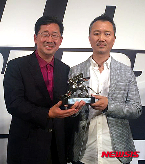 【광주=뉴시스】류형근 기자 = 광주비엔날레재단은 제56회 베니스비엔날레 미술전 본전시에 참여한 한국의 임흥순 작가(오른쪽)가 국내 작가로는 처음으로 은사자상을 받았다고 10일 밝혔다. 박양우 광주비엔날레재단 대표이사와 임 작가가 기념사진을 찌고 있다. 2015.05.10. (사진=광주비엔날레재단 제공)&nbsp; photo@newsis.com