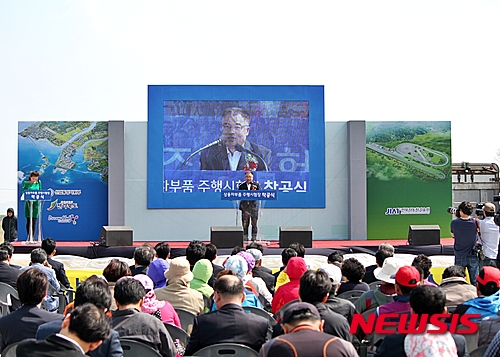 【군산=뉴시스】고석중 기자 = 12일 전북 군산시 옥구읍 어은리 일원에서 개최된 '상용차부품 주행성능시험장' 착공식 행사에서 김양원 군산시부시장이 축사를 하고 있다. 2015.05.12. k9900@newsis.com