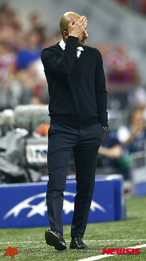 【뮌헨=AP/뉴시스】호셉 과르디올라(44) 감독이 이끄는 바이에른 뮌헨은 13일(한국시간) 독일 뮌헨의 알리안츠 아레나에서 열린 2014~2015 유럽축구연맹(UEFA) 챔피언스리그 4강 2차전에서 3-2로 이겼지만 1, 2 차전 득점 합계 3-5가 돼 탈락했다. 사진은 경기 도중 이마를 부여잡고 있는 과르디올라 감독. 2015.05.13.