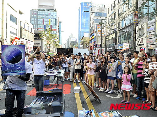【서울=뉴시스】신촌 대학문화 축제 '아스팔트 스튜디오' 16일 개최