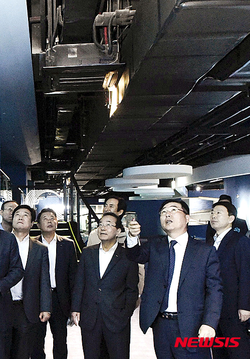 【서울=뉴시스】13일 서울 송파구 신천동 롯데물산 대회의실에서 이인원 제2롯데월드 안전관리위원회 위원장 주재로 안전점검회의가 열렸다. 이 위원장 등 참석자들이 회의를 마친 뒤 아쿠아리움을 방문해 안전상황실 부실장 박현철 전무로부터 누수 감지센서에 대한 설명을 듣고 있다. 2015.05.13. (사진=롯데물산 제공) photo@newsis.com