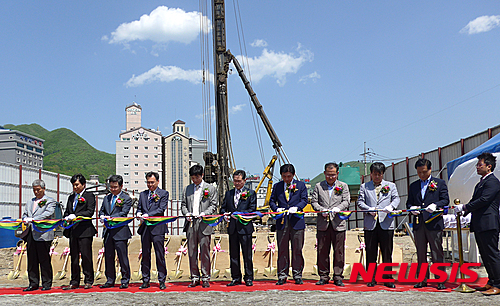 【정선=뉴시스】홍춘봉 기자 = 강원 정선군 사북읍 강원랜드 입구의 라마다 앙코르정선호텔 신축공사 기공식이 13일 시행사인 ㈜플랜에스앤디 대표이사와 시공사인 ㈜힐탑건설 및 지역 기관단체장, 관련업체 관계자 등이 참석한 가운데 테이프커팅식을 갖고 있다. 2015.05,13, casinohong@newsis.com