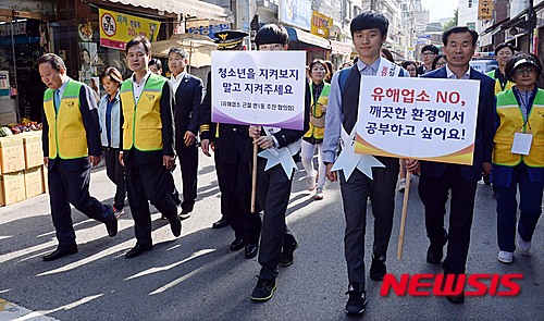 【서울=뉴시스】김인철 기자 = ﻿학교 경계 또는 학교설립 예정지 경계로부터 직선거리로 200m 이내인 교육환경보호구역 내 노래방·유흥주점 등 불법 시설의 자진 이전이나 폐쇄를 유도해 2022년까지 교육환경보호구역 내 모든 불법시설을 없애는 방안이 추진된다. 2015.05.13. yatoya@newsis.com