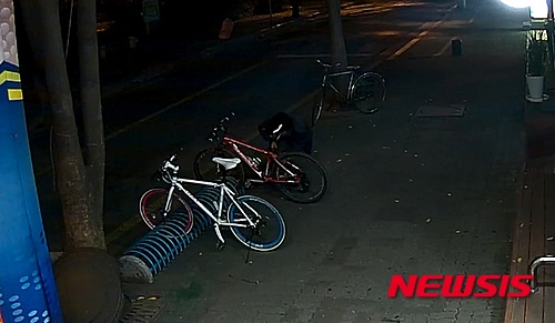 【청주=뉴시스】박재원 기자 = 충북 청주 상당경찰서는 14일 자전거를 훔쳐 되판 업주 이모(54)씨를 상습절도 혐의로 구속했다. 이씨가 청주의 한 건물 앞에 세워둔 자전거의 자물쇠를 자르는 장면이 CCTV에 찍혔다. 2015.5.14. (사진= 청주상당서 제공) photo@newsis.com