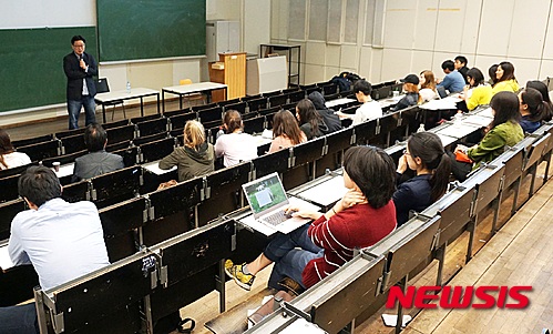 【뉴욕=뉴시스】노창현 특파원 = 한국 홍보 전문가 서경덕 성신여대 교수가 독일 베를린 공과대학에서 13일(현지시간) '한국 문화와 역사의 우수성'에 관한 특강을 진행했다. 전 세계 주요 도시에서 'K-lecture(강연) 프로젝트'를 진행하고 있는 서경덕 교수는 이날  베를린 내 한국 유학생 및 한국어과 독일 대학생들을 대상으로 강연했다. 'K-lecture(강연) 프로젝트'는 다음달엔 상하이 푸단(福旦) 대학교에서 열리고 하반기엔 미국의 UCLA, NYU 등으로 이어질 예정이다. 2015.05.13. <사진=서경덕 교수 제공>   robin@newsis.com