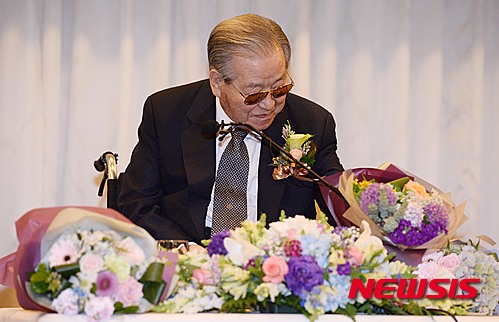 【서울=뉴시스】김인철 기자 = 김종필 전 국무총리가 14일 오후 서울 종로구 세종문화회관 세종홀에서 열린&nbsp; 'JP화보집 <운정 김종필> 출판기념회에서 가수 하춘화로부터 전달 받은 꽃다발을 내려놓고 있다. 2015.05.14.&nbsp;&nbsp; yatoya@newsis.com&nbsp; 