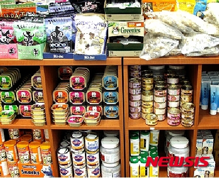 【서울=뉴시스】윤신근 박사(동물학·수의사) = 반려동물 문화와 산업이 지난 20년간 얼마나 발전했는가를 가장 잘 드러내는 것이 사료다. 1990년대 초반까지만 해도 반려견은커녕 애견 취급도 받지 못하던 개에게 집에서 먹다 남은 음식들을 걷어 먹이는 것은 당연했다. 뜨겁고 맵거나 짠 음식이 개의 건강에 해롭다고 ‘애견백과’에 쓰여 있었지만, 그런 책을 읽는 사람은 드물었다.