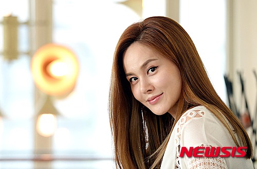 【서울=뉴시스】박영태 기자 = 14일 오후 서울 종로구 혜화동 대학로의 한 카페에서 가수 겸 뮤지컬배우 아이비가 뉴시스와 인터뷰를 하기 전 포즈를 취하고 있다.&nbsp; 순수한 성격을 가진 부잣집 딸 호프 역에 캐스팅 된 가수 아이비가 출연하는 뮤지컬 '유린타운'은 물 부족 마을에서 유료 화장실 독점 사용권을 둘러싸고 벌어지는 갈등을 그린 블랙코미디로 17일부터 8월 2일까지 홍익대 대학로 아트센터에서 공연된다. 2015.05.15.&nbsp; since1999@newsis.com